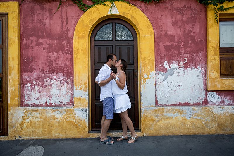 Matrimonio a Stromboli: futuri sposi con casa tipica