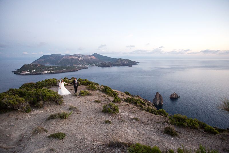 sposi panorama isola di vulcano sullo sfondo