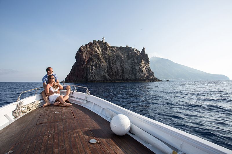 Matrimonio a Stromboli: futuri sposi in gita in barca a stromboli