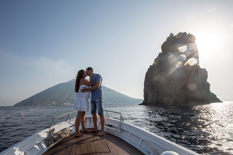 Matrimonio a Stromboli: futuri sposi gita in barca a strombolicchio