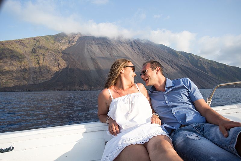 Matrimonio a Stromboli: futuri sposi in barca alla sciara del fuoco
