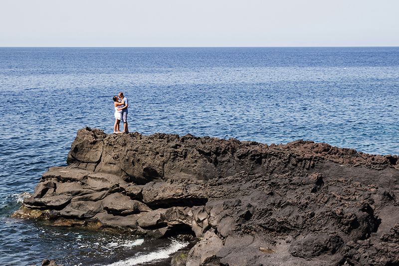 Matrimonio a Stromboli: futuri sposi con lava