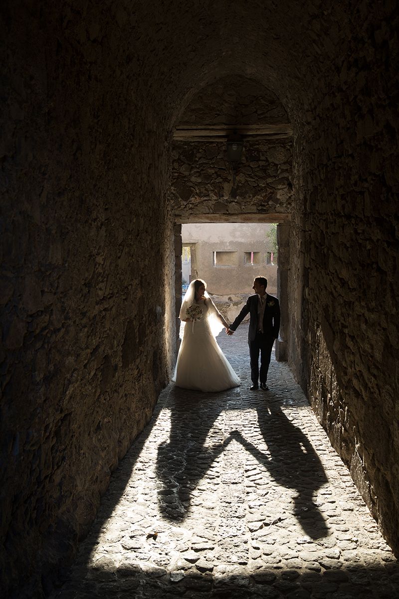 sposi ombra mano con mano al castello di lipari