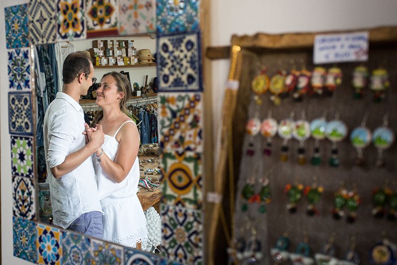 Matrimonio a Stromboli: futuri sposi riflessi specchio piastrelle eoliane 