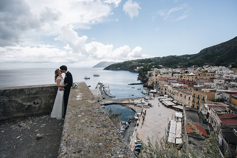 sposi con panorama del castello di lipari