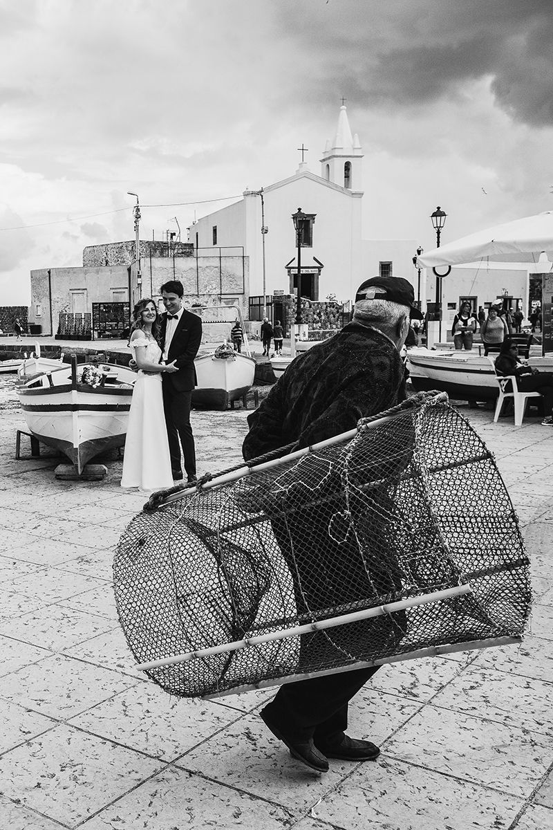 sposi incontrano pescatore con nassa lipari