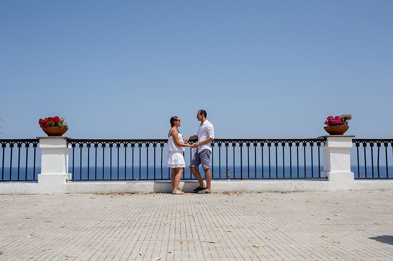 Matrimonio a Stromboli: futuri sposi nella piazza 