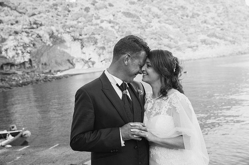 matrimonio a Salina: sposi nella spiaggia di rinella