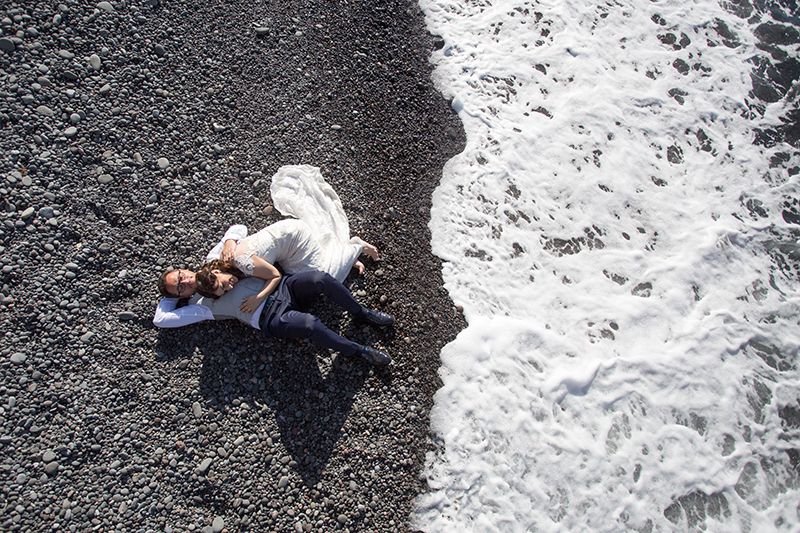 Fotografo di matrimonio alle Isole Eolie : sposi sdraiati in spiaggia 