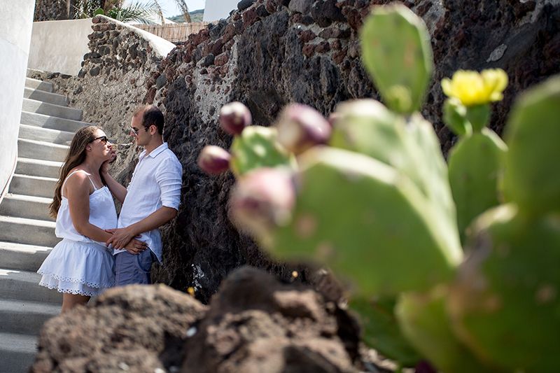 Matrimonio a Stromboli: futuri sposi con fichi india
