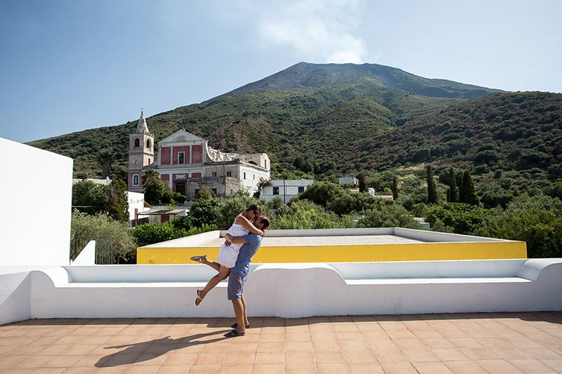 Matrimonio a Stromboli: futuri sposi con vulcano Iddu