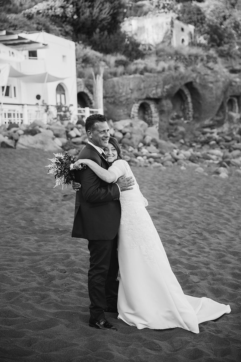 matrimonio a Salina: rinella, sposi in spiaggia