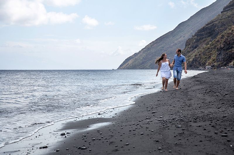 Matrimonio a Stromboli: futuri sposi corrono in spiaggia 