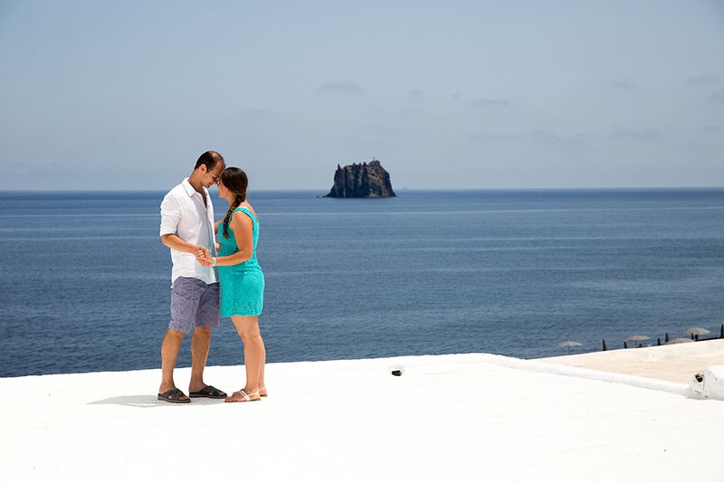 Matrimonio a Stromboli: futuri sposi in casa tipica con vista mare