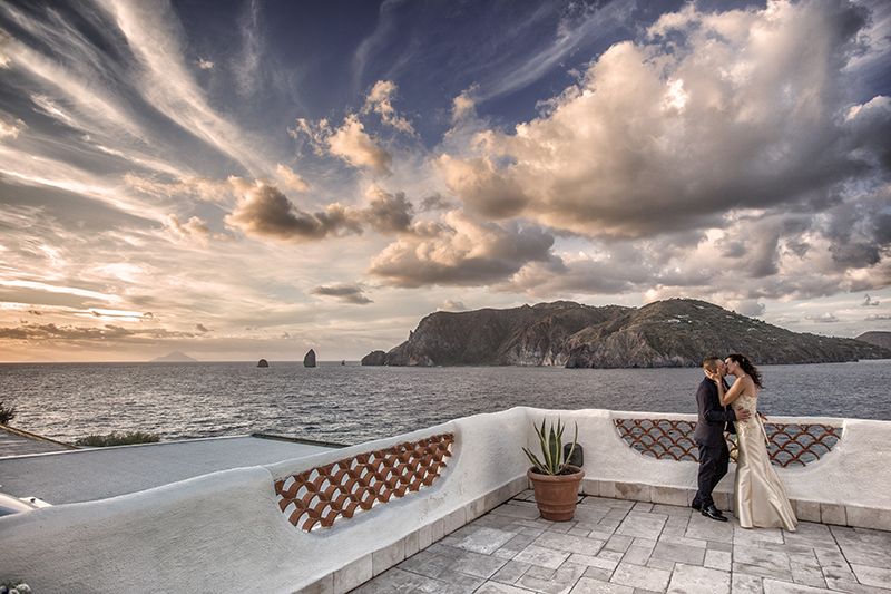 sposi matrimonio isola di vulcano tramonto