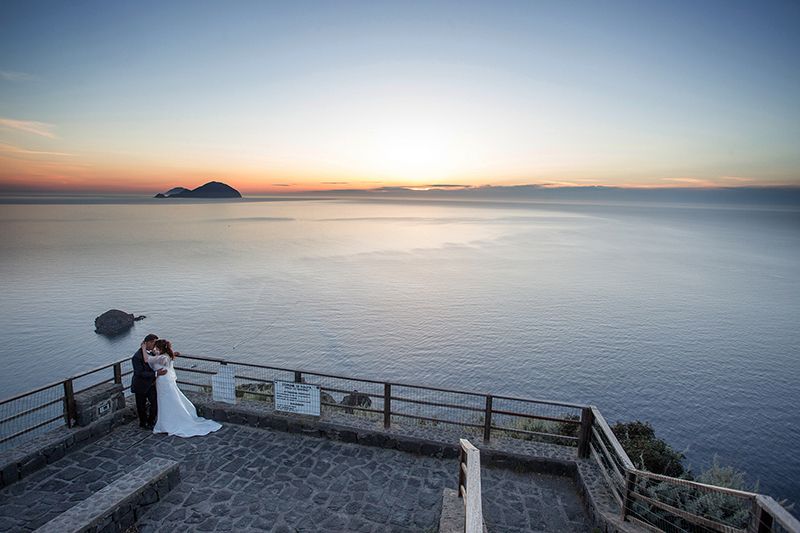 matrimonio a Salina: Pollara, sposi al tramonto