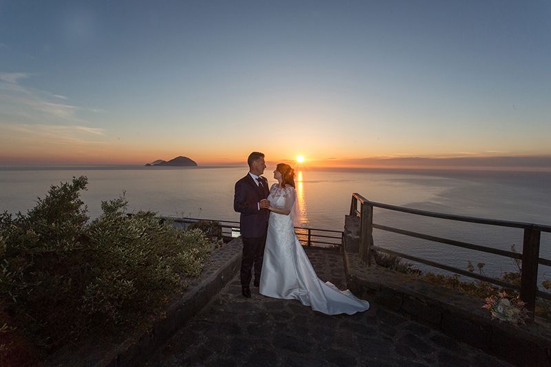 matrimonio a Salina: Pollara, sposi al tramonto