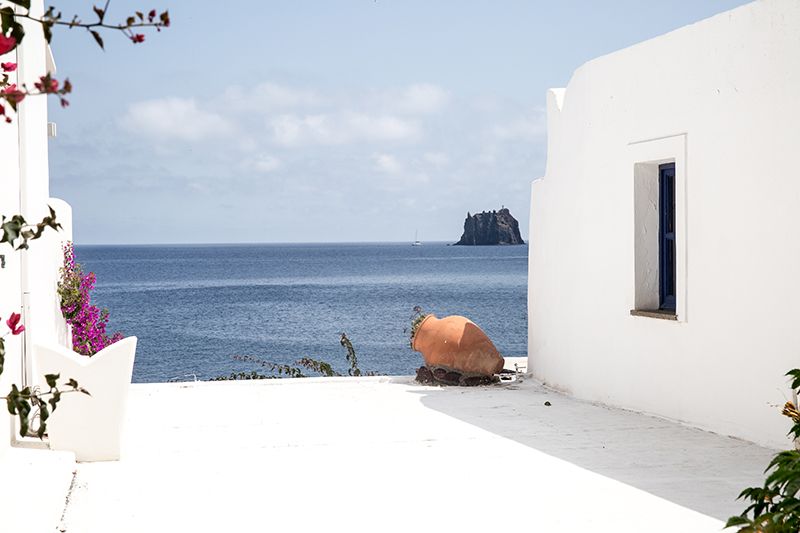 casa tipica di stromboli con vista su strombolicchio