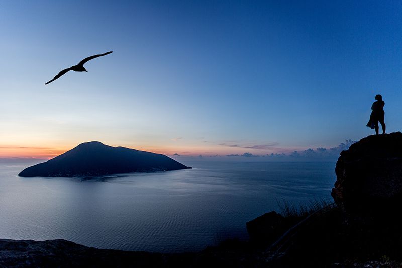 tramonto con isola di salina