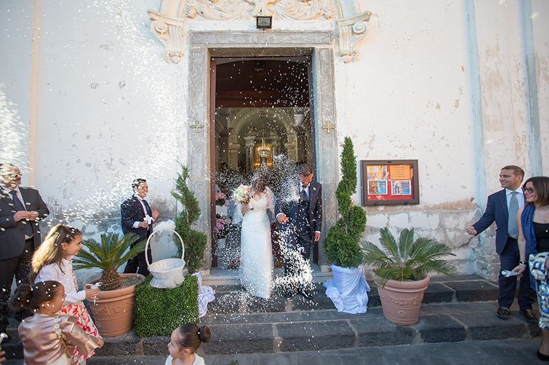 matrimonio a Salina: uscita degli sposi chiesa di leni