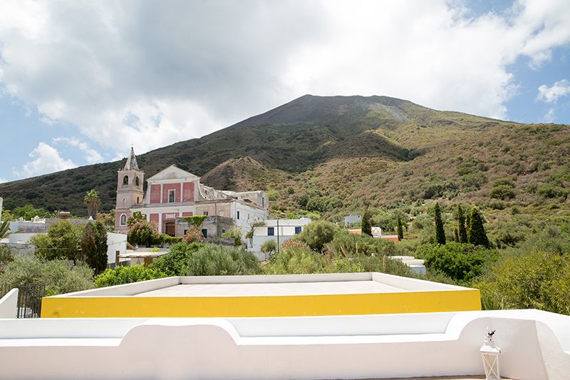 stromboli, panorama vulcano iddu con chiesa