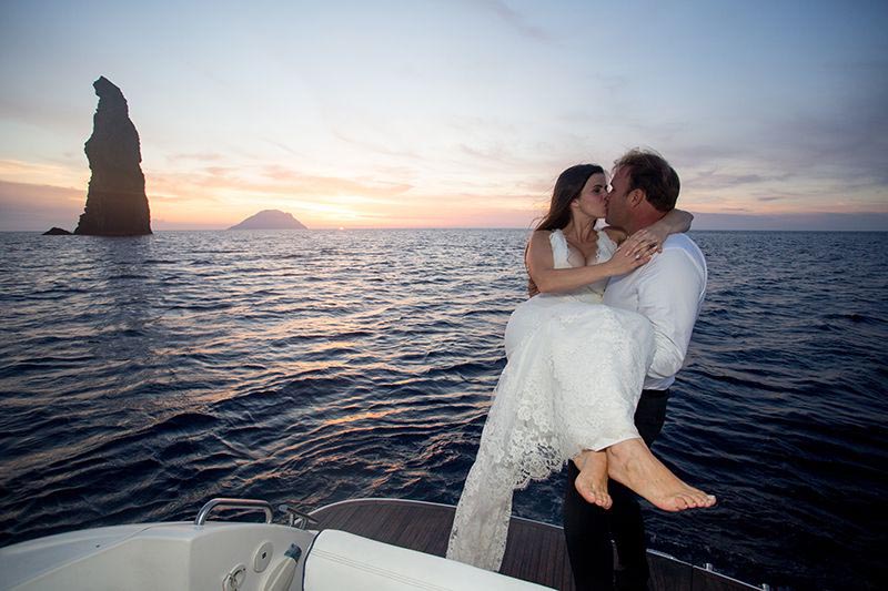 Matrimonio isole eolie, fotografo ad alicudi tramonto