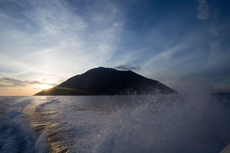 Matrimonio isole eolie, fotografo ad alicudi al tramonto