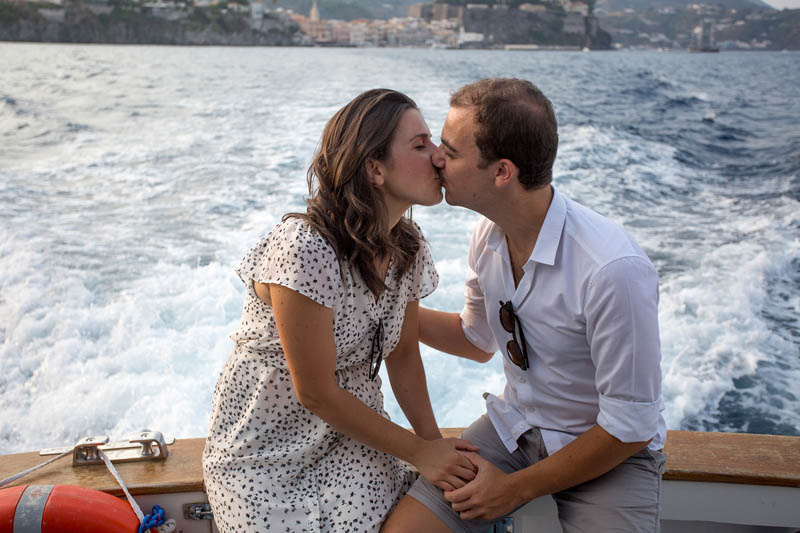 futuri sposi prima del matrimonio a lipari si baciano