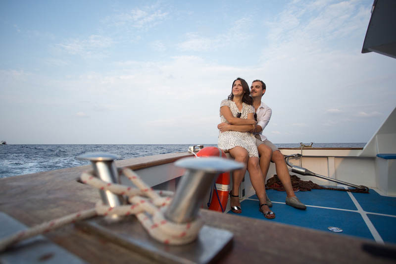 futuri sposi prima del matrimonio a lipari in barca