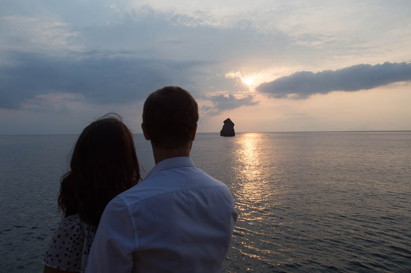 futuri sposi prima del matrimonio a lipari tramonto faraglioni