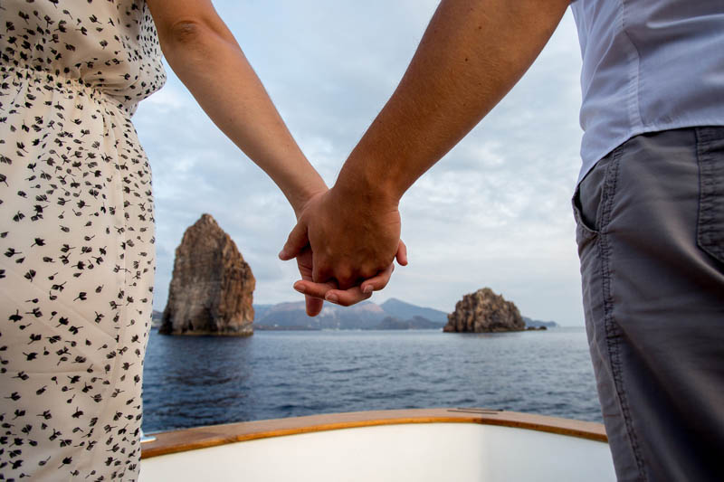 futuri sposi prima del matrimonio a lipari tramonto faraglioni