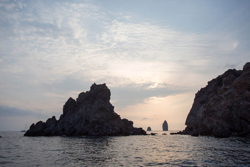 lipari tramonto faraglioni