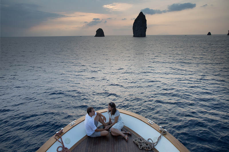 futuri sposi prima del matrimonio a lipari tramonto faraglioni