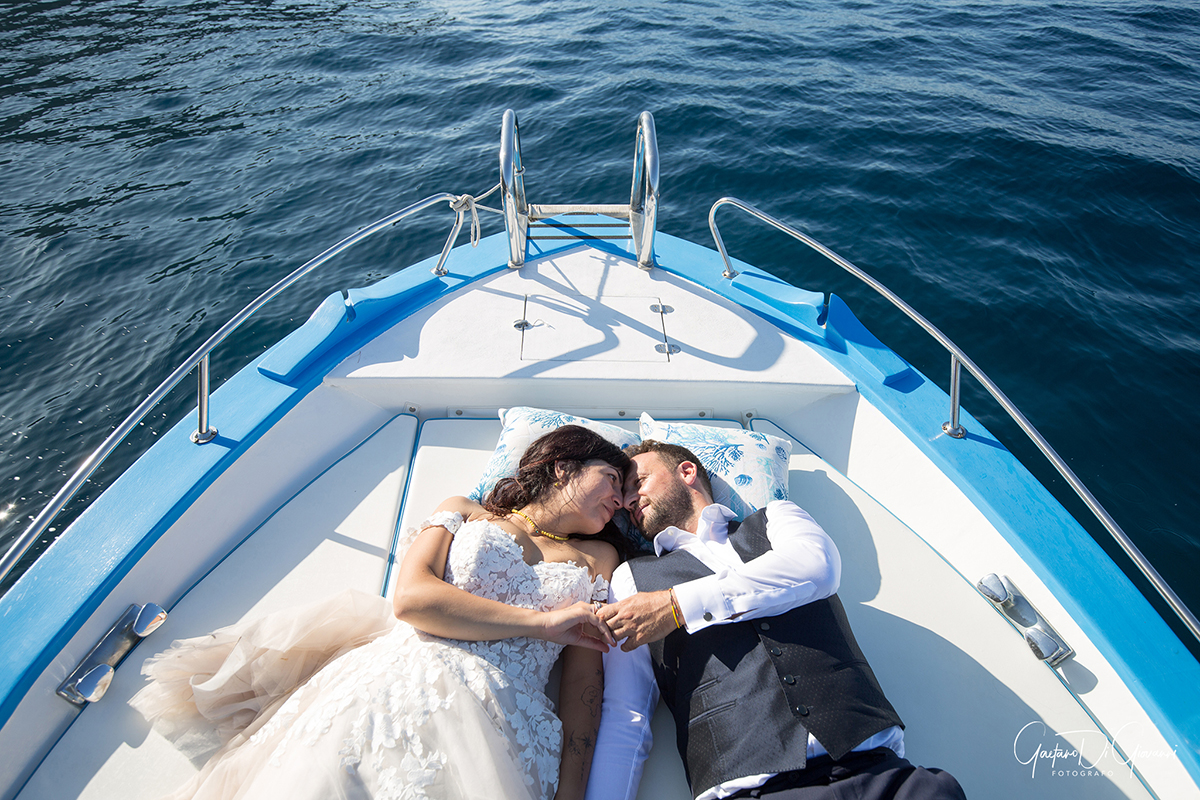 Scatto romantico di sposi in barca a Lipari, matrimonio sul mare 