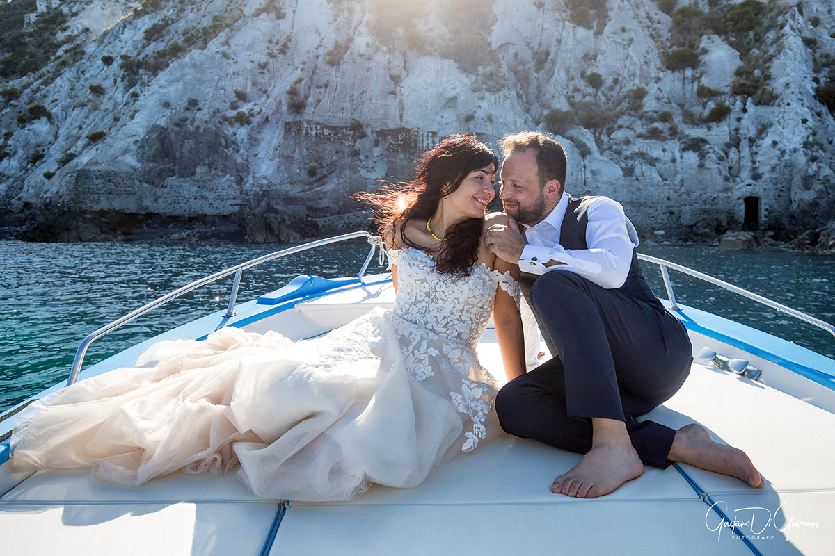 Sposi felici in barca a Lipari, durante il loro matrimonio romantico tra le Isole Eolie